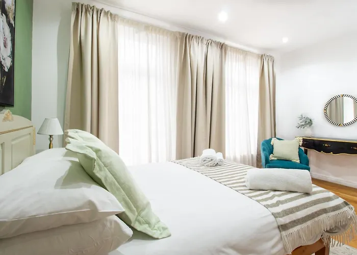 Spacious 4Br House, 2 En Suites With Garden & On-Site Parking