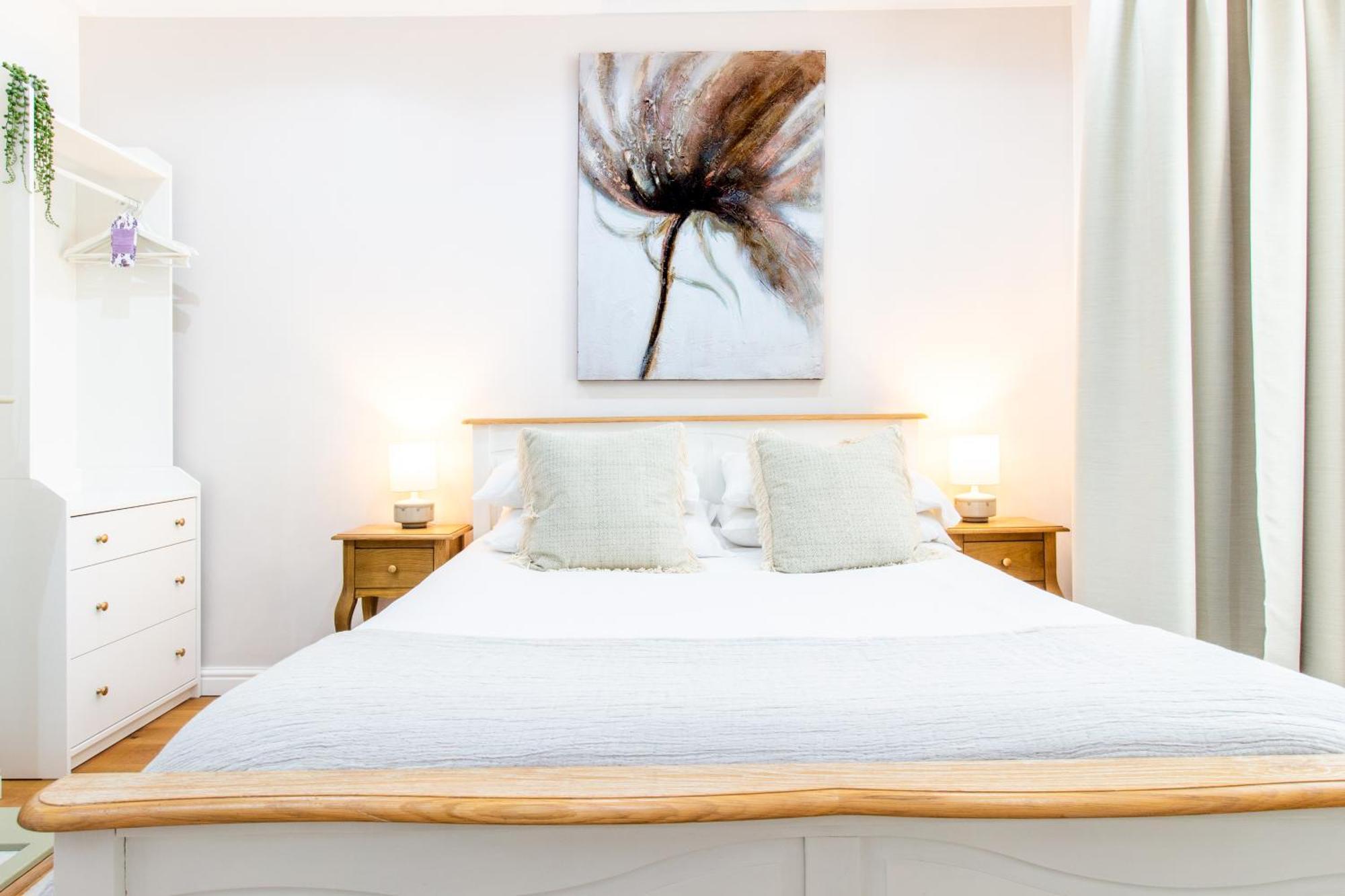 Ferienhaus Spacious 4br House, 2 En With Garden & On-site Parking