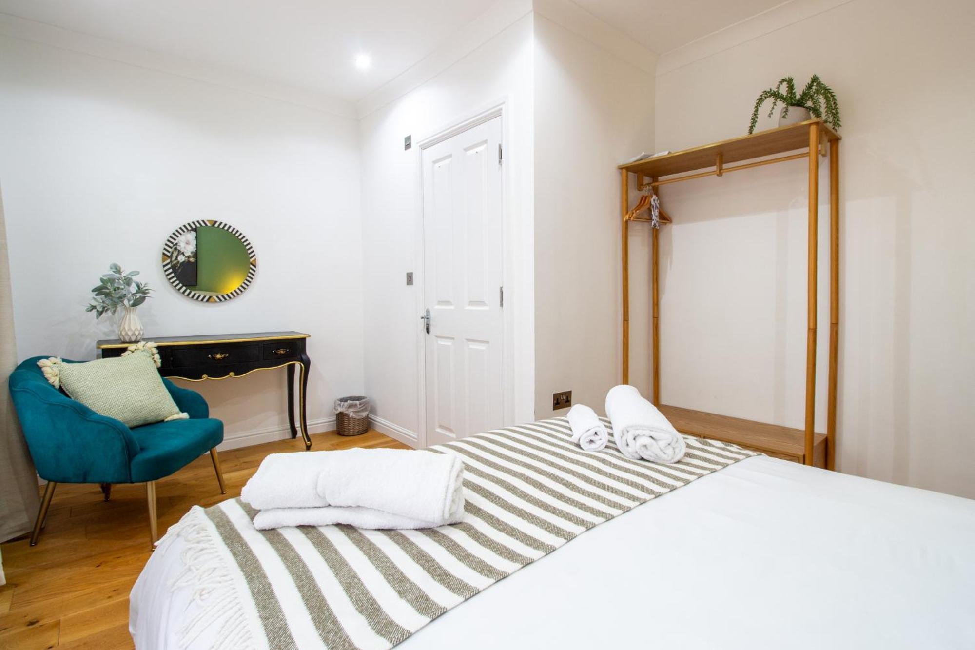 Ferienhaus Spacious 4br House, 2 En With Garden & On-site Parking *